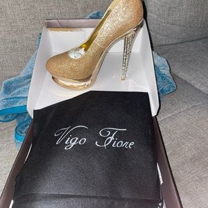 All heels accept 1 are a size 7-7.5. There is one pair that are an 8.